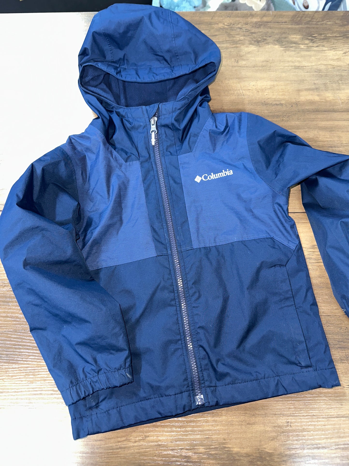 4/5 Columbia rain jacket