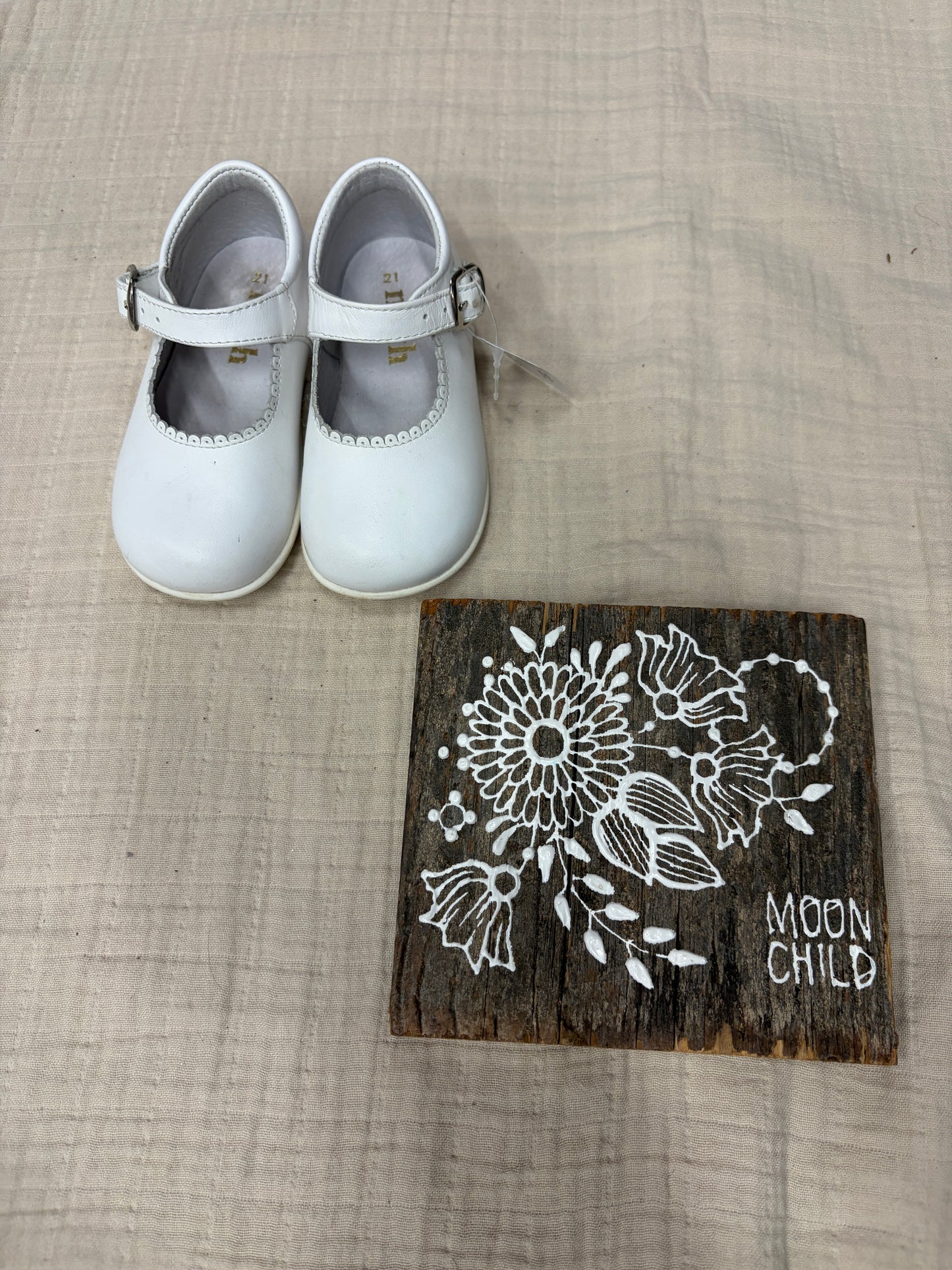 m&h white with lattice design Mary Jane’s size 5.5