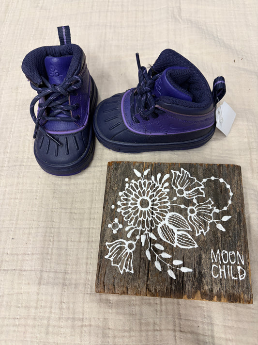 Nike winter boots purple and black detail size 4